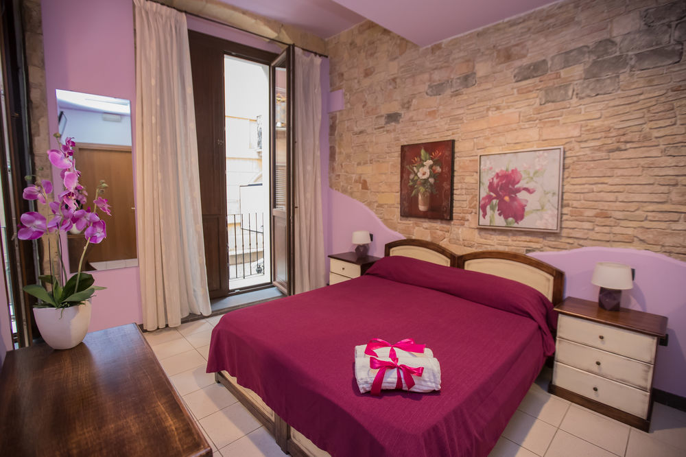 Arcobaleno Rooms Кальярі Екстер'єр фото